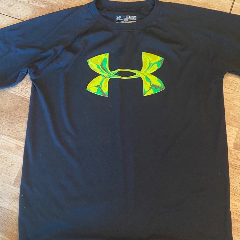 Boys Short sleeve sz M Under Armour athletic shirt